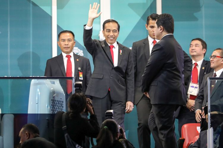 Presiden Joko Widodo melambaikan tangan ke arah penonton saat  pembukaan Asian Games 2018  di Stadion Utama Gelora Bung Karno , Senayan, Jakarta, Sabtu (18/8/2018).