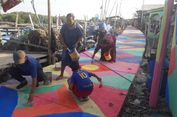 Melihat Proses Pengecatan Kampung Warna-warni di Kamal Muara