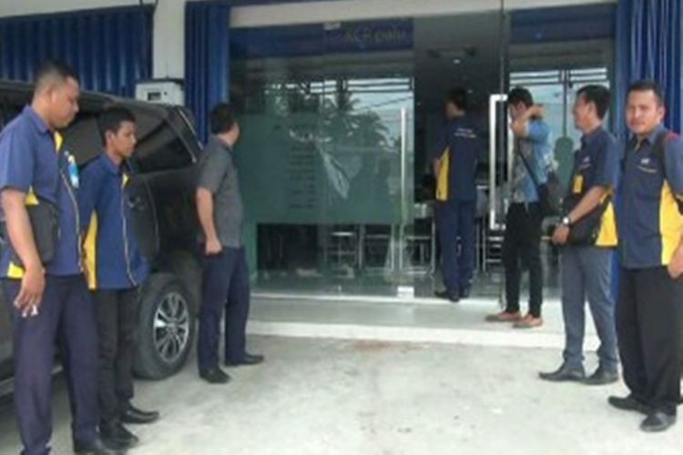 Penipuan berkedok investasi bodong di Mamuju Utara mencatut nama mantan Presiden Soekarno dan Bank Mandiri. Untuk mengantisipasi membludaknya korban penipuan, petugas Bank Mandiri dan Kepolisian berjaga-jaga.