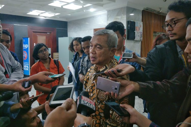 Pemohon uji materi Undang-Undang Nomor 17 Tahun 2014 tentang Majelis Permusyawaratan Rakyat, Dewan Perwakilan Rakyat, Dewan Perwakilan Daerah dan Dewan Perwakilan Rakyat Daerah (UU MD3) Busyro Muqoddas saat memberikan keterangan di gedung MK, Jakarta Pusat, Kamis (7/12/2017).