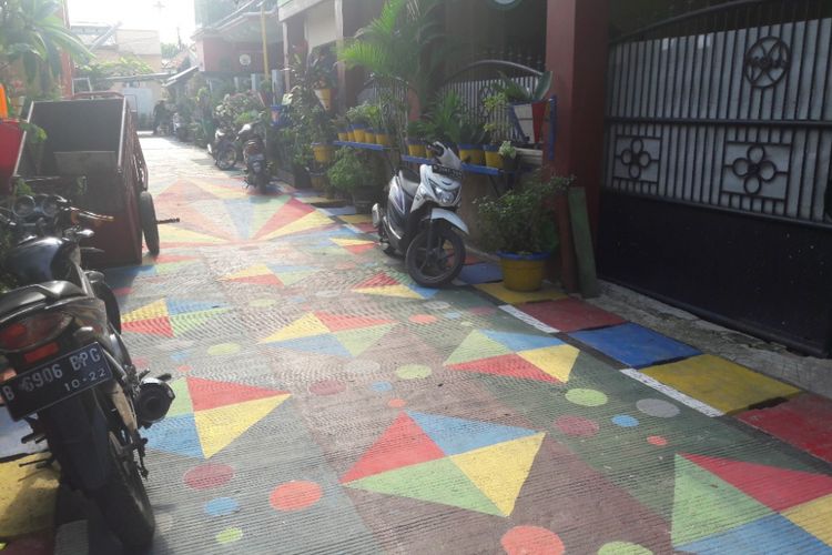 Motif warna-warni menghiasi jalan di Gang Nangka, Papanggo, Jakarta Utara