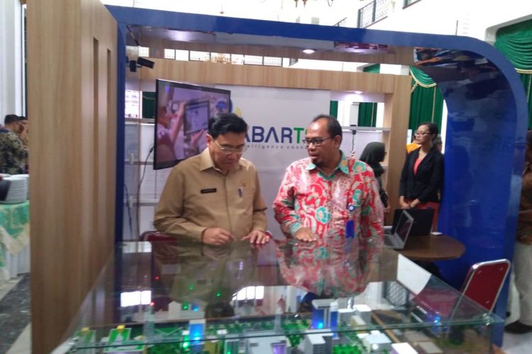 Kadiskominfo Jabar Hening Widiatmoko dan Direktur Utama PT Jabar Telematika Aliyas dalam acara pengembangan smart city di Jabar. Salah satunya sebagai solusi preventif persoalan keamanan. 