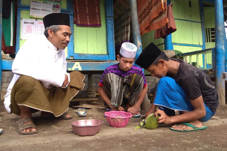 Ustad Mustain sedang menemani dua santrinya di Pondok Pesantren Nurul Anwar Dusun Gadog Desa Tamansuruh Kecamatan Glagah Banyuwangi