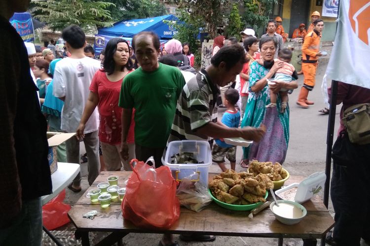 Warga korban kebakaran Bidaracina berbondong-bondong mengantre takjil, Senin (28/5/2018)