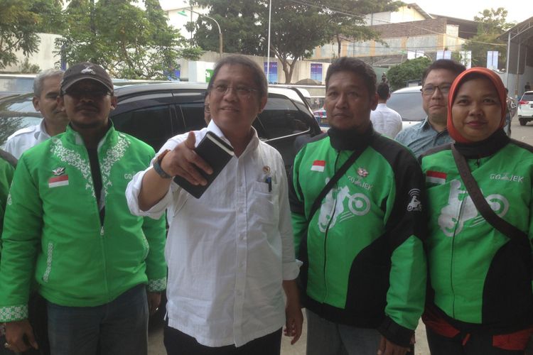 Menteri Komunikasi dan Informatika Rudiantara bersama para mitra driver gojek saat hendak masuk di pabrik Advan, di Kota Semarang, Senin (28/5/2018) sore kemarin.