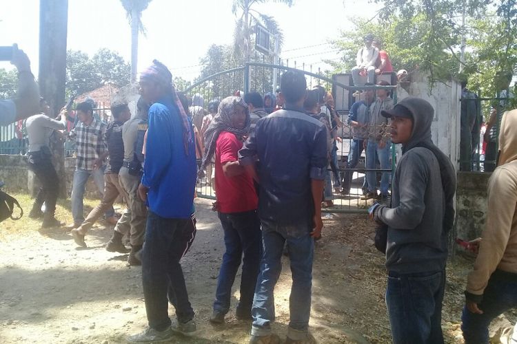 Awal ketegangan antara polisi dengan para demonstran saat berunjuk rasa terkait anjlok harga bawang merah di depan kantor Dinas Pertanian, Kabupaten Bima, Nusa Tenggara Barat (NTB), Senin (17/9/2018).