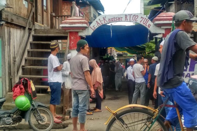 Kediaman Ariansyah alias Ari (23) dipenuhi para pelayat, setelah pemuda yang berprofesi sebagai juru parkir tersebut tewas terkena peluru nyasar dalam penggerbekan pelaku pembunuhan di jalan KH Azhari, Lorong Al Kautsar, Palembang, Sumatera Selatan, Senin (8/10/2018),