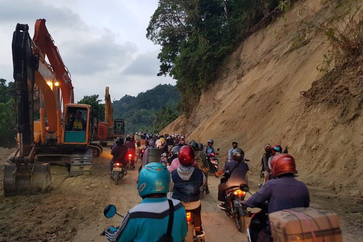 Pemberlakuan sistem buka tutup jalan yang longsor di jalan nasional Palu-Toli-toli (pantai barat) 