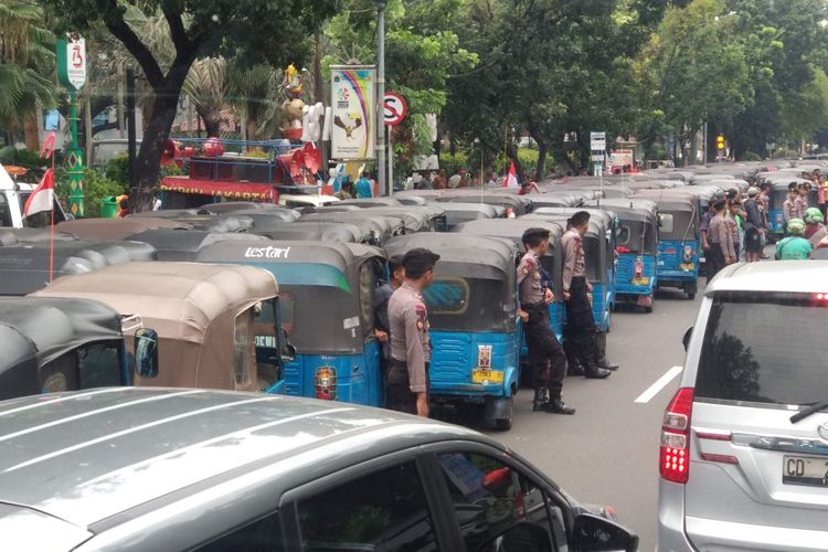 Aksi demonstrasi pengemudi bajaj di Balai Kota DKI Jakarta, Jalan Medan Merdeka Selatan, Jumat (30/11/2018).