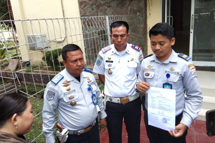 Tiga anggota Dishub kota Palembang yang dikejar oleh juru parkir liar usai membuat laporan di Polda Sumsel, Kamis (6/12/2018).