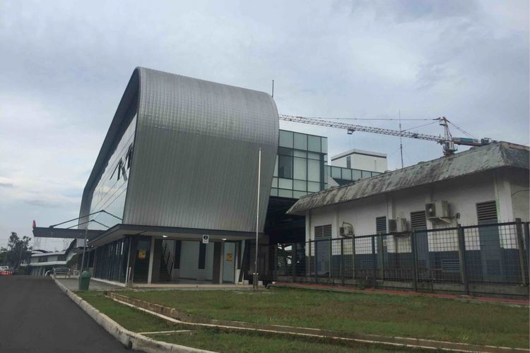 Stasiun Cisauk di Tangerang, Banten kini memiliki wajah baru. Fasilitas di stasiun yang akan diresmikan pada 1 Februari itu memiliki sejumlah fasilitas penunjang  seperti eskalator dan lift. Terdapat juga toilet untuk difabel serta umum dengan kondisi yang bersih. Skywalk sepanjang 450 meter juga dibangun untuk menghubungkan langsung Stasiun Cisauk dan Terminal Intermoda BSD, Rabu (30/1/2019).