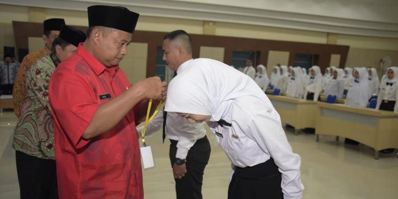 Wakil Gubernur Jawa Barat Uu Ruzhanul Ulum menutup pelatihan dasar CPNS golongan III angkatan I-III lingkungan Pemdaprov Jabar di kampus Poltekes Sarijadi Kota Bandung, Jumat (30/8/19).