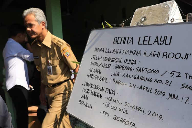 Gubernur Ganjar Pranowo melayat ke rumah duka Almarhum Bambang Saptono di Kaligarang, Semarang, Kamis (25/4). Almarhum Bambang Saptono pada pemilu tanggal 17 April lalu bertugas sebagai anggota KPPS.