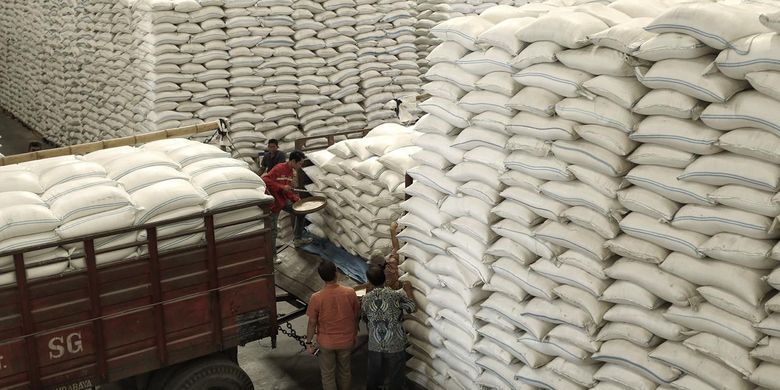 Stok beras yang berada di gudang Bulog Banjarkemantren, Buduran, Sidoarjo, Jawa Timur (Jatim) mencapai angka 630 ribu ton dan dipastikan cukup untuk memenuhi kebutuhan masyarakat Jawa Timur hingga tahun 2020 mendatang