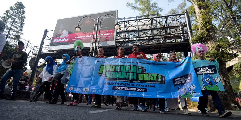 Plh. Sekretaris Daerah Provinsi Jawa Barat Daud Achmad menghadiri Aksi Nasional Pemberantasan Obat Ilegal dan Penyalahgunaan Obat: Ayo Buang Sampah Obat! Gerakan Waspada Obat Ilegal di kawasan Car Free Day (CFD) Dago, Kota Bandung, Minggu (1/9/2019).