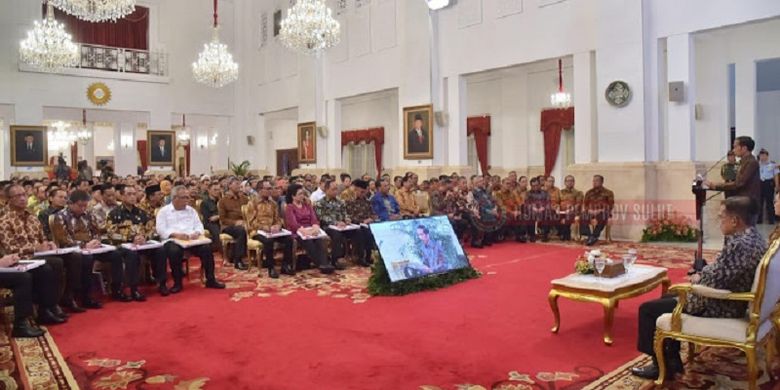 Persiden Jokowi dalam acaran penyerahaan Pelaksanaan Anggaran (DIPA) dan Buku Daftar Alokasi Transfer Ke Daerah dan Dana Desa Tahun 2019 ke pimpinan provinsi, kementerian/lembaga non kementerian di Istana Negara, Jakarta, Selasa (11/12/2018).