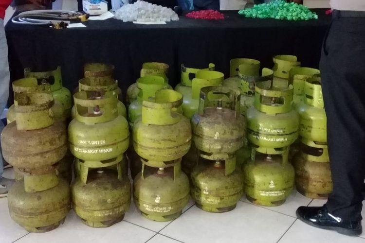 Puluhan gas elpiji subsidi 3 Kg yang dioplos TS (42) ke tabung 12 Kg di warung miliknya di Kampung Telajung, Desa Telajung, Kecamatan Cikarang Barat, Kabupaten Bekasi, Rabu (24/10/2018). 