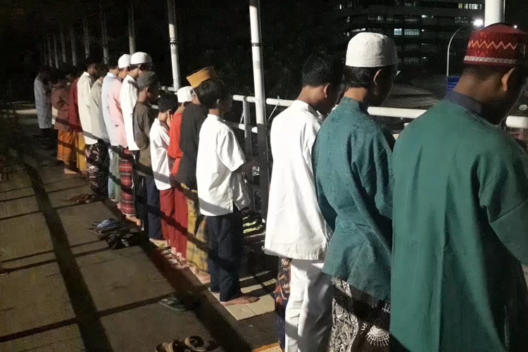 Warga mendirikan shalat tarawih di atas JPO Pasar Gembrong, Jakarta Timur,  karena kapasitas mushala yang tidak bisa menampung jemaah, Senin (6/5/2019).
