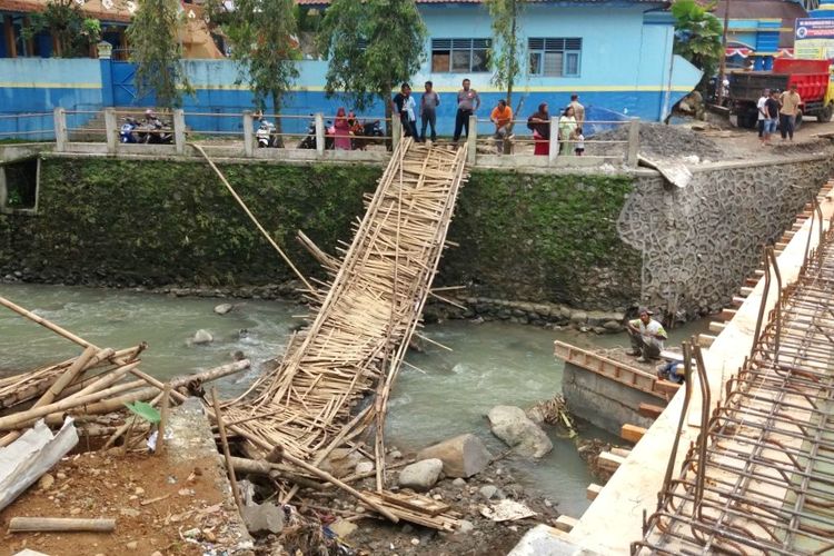 Jembatan darurat yang ambruk saat dilewati rombongan pengantar jenazah di Desa Losari, Kecamatan Rembang, Purbalingga, Jawa Tengah, Kamis (26/10/2017).