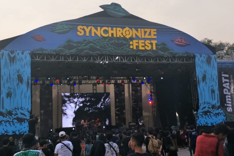 Lake Stage digelar di perhelatan musik Synchronize Festival yang diadakan di Gambir Expo Kemayoran, Jakarta Pusat, selama tiga hari berturut-turut, mulai 5 hingga 7 Oktober 2018.