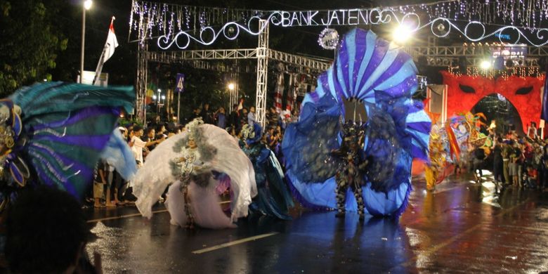 Peserta karnaval Semarang Night Carnaval menggunakan kostum unik berjalan di Jalan Pemuda Semarang. SNC akan kembali digelar Sabtu (6/5/2017) malam esok. 