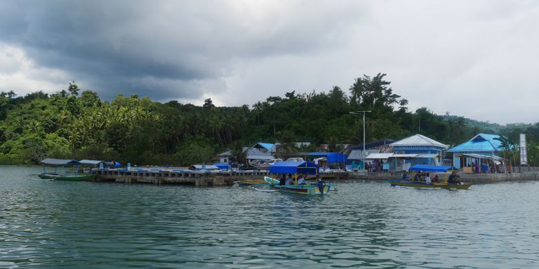 Dermaga di mana tempat naik perahu untuk menyebrang ke Pulau Kucing di Desa Fukweu, Kecamatan Sanana Utara, Kepulauan Sula, Maluku Utara, Sabtu (14/4/2018).