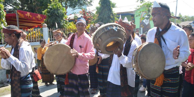 Pemain musik Heka genda dari kampung tradisional Teondua, Desa Ndorurea, Kecamatan Nangapanda, Kabupaten Ende, Flores, NTT, Kamis (13/9/2018) menyambu Pendiri Taman Bacaan Pelangi Indonesia, Ni Tanzil dan Pemda Ende saat meresmikan Taman Bacaan Pelangi yang ke-100 di SDK Nangapanda 1. 