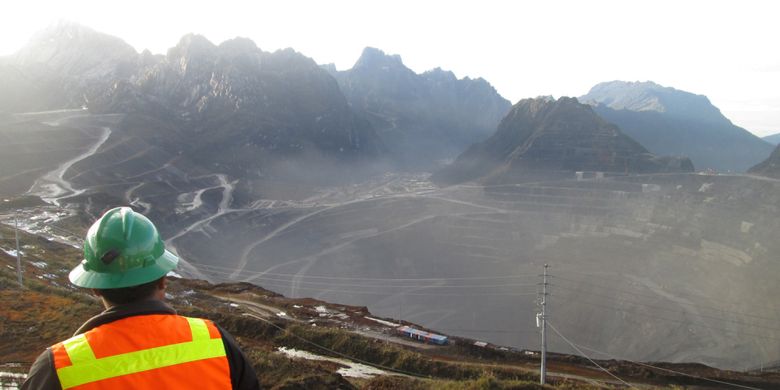 Pemandangan area tambang Grasberg Mine di Kabupaten Mimika, Papua, yang dikelola oleh PT Freeport Indonesia, Minggu (15/2). Lubang menganga sedalam 1 kilometer dan berdiameter sekitar 4 kilometer itu telah dieksploitasi Freeport sejak 1988. Hingga kini, cadangan bijih tambang di Grasberg Mine tersisa sekitar 200 juta ton dan akan benar-benar habis pada 2017 nanti.

Kompas/Aris Prasetyo (APO)
15-02-2015     