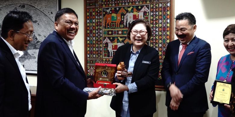 Gubernur Sulawesi Utara, Olly mengadakan pertemuan bilateral dengan Menteri Pariwisata Negara Bagian Sabah, YB Datuk Christina Liew membahas rencana perwujudan rute penerbangan langsung Manado - Kinabalu, Sabah, Malaysia, Jumat (23/11/2018).