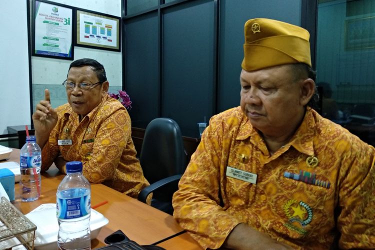 Djumadil Hamid (kiri) dan Slamet Subuh (kanan) veteran perang Timor timur saat ditanyakan mengenai perjuangan pemuda saat ini