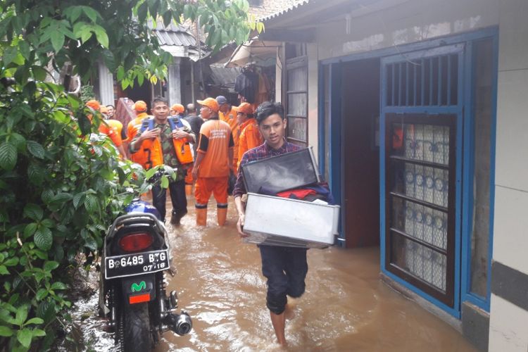 Suasana evakuasi harta benda milik warga di RW 5 Pejaten Timur yang terdampak banjir kiriman, Senin (5/2/2018). KOMPAS.COM/Ardito Ramadhan.