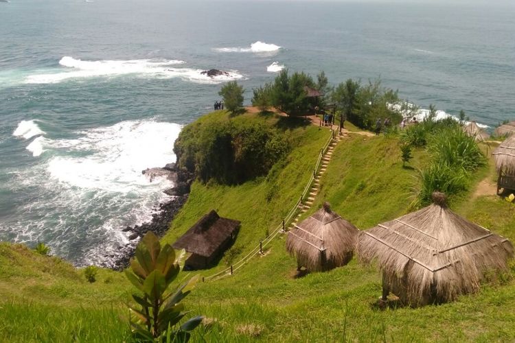 Salah satu sudut pemandangan di Pantai Menganti yang berlokasi di Desa Karangduwur, Kecamatan Ayah, Kabupaten Kebumen, Jawa Tengah, Selasa (20/3/2018). 
