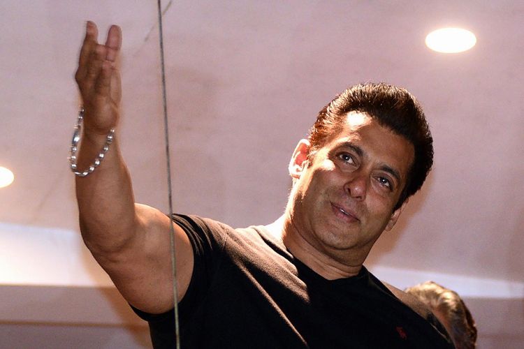 Aktor Bollywood Salman Khan melambaikan tangan kepada para penggemarnya yang berkumpul di depan rumahnya di Mumbai, Sabtu (7/4/2018). Ia dibebaskan dengan jaminan dari penjara Jodhpur dalam perkara pembunuhan satwa yang dilindungi. 