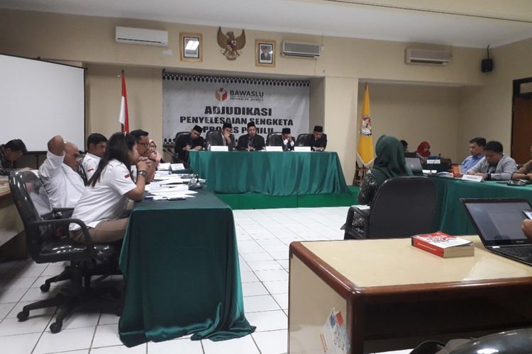 Direktur Perludem Titi Anggraini saat menjadi saksi ahli dalam sidang ajudikasi di Kantor Bawaslu DKI Jakarta, Jumat (24/8/2018).