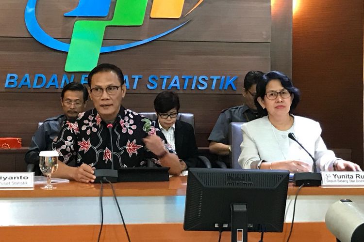 Kepala Badan Pusat Statistik Suhariyanto bersama Deputi Bidang Statistik Distribusi dan Jasa BPS Yunita Rusanti saat konferensi pers mengenai inflasi bulan Agustus 2018 di kantor BPS, Senin (3/9/2018).