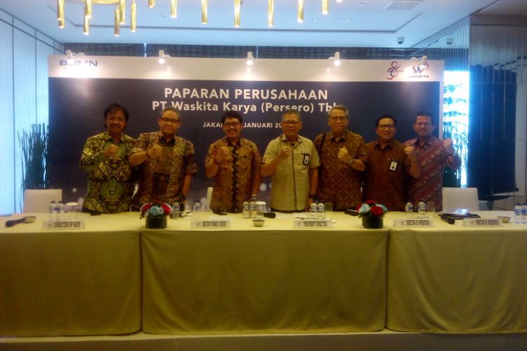 Direktur Utama Waskita Karya, I Gusti Ngurah Putra (tengah) memberikan penjelasan dalam paparan kinerja 2018 di Jakarta, Jumat (4/1/2019).