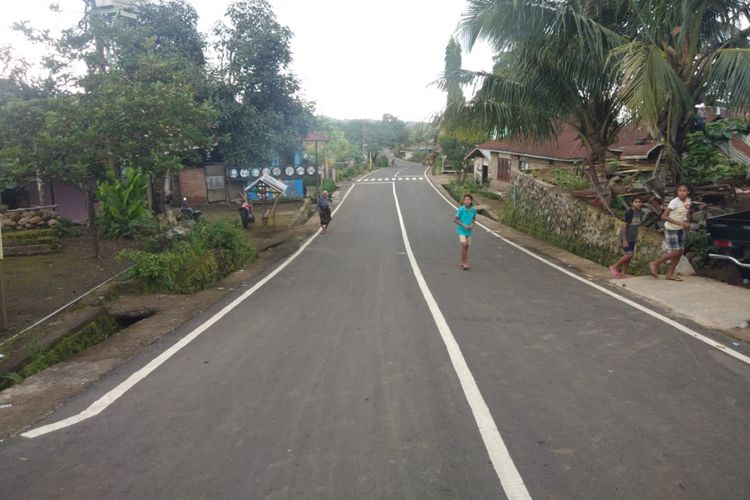 Ruas jalan nasional di Pulau Adonara, Kabupaten Flores Timur, Nusa Tenggara Timur (NTT), saat ini kondisinya telah mulus.