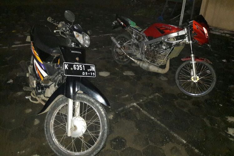 Barang bukti kendaraan Kawasaki milik korban dan kendaraan Honda Supra Fit bernopol K 6351 JN, motor pelaku yang digunakan saat beraksi, diamankan di Mapolres Blora, Selasa (5/12/2017) malam.