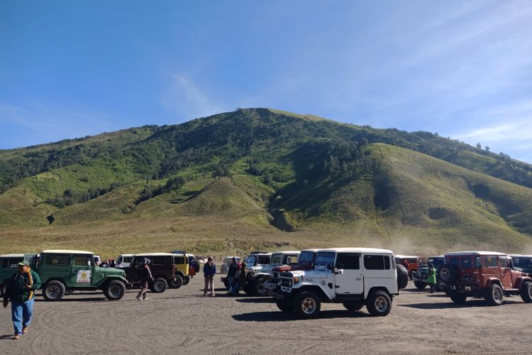  Bukit Teletubbies di kawasan Gunung Bromo Tengger, Jawa Timur, Minggu (22/4/2018). Foto: KOMPAS.COM / MUHAMMAD IRZAL ADIAKURNIA