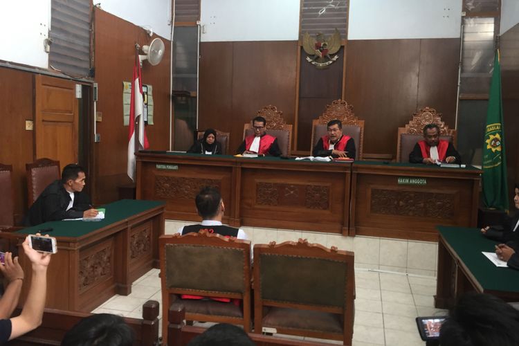 Tio Pakusadewo menjalani sidang putusan kasus narkoba yang menjeratnya di PN Jakarta Selatan, Kamis (19/7/2018).