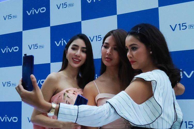  Ilustrasi Vivo V15 Pro dalam genggaman para model