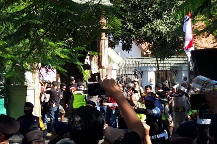 Sejumlah polisi menggunakan perisai mendobrak dan menjebol pintu pagar Asrama Papua Surabaya di Jalan Kalasan, Surabaya, Jawa Timur, Sabtu (17/8/2019).