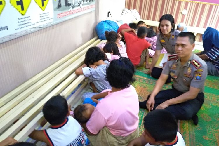 Kapolrestabes Medan Kombes Pol Dadang Hartanto didampingi Kapolsek Medan Helvetia Kompol Sah Udur mewawancarai salah satu orang yang diamankan terkait kasus dugaan eksploitasi anak menjadi pengemis di mapolsek Medan Helvetia, Kamis (18/9/2019). Sebanyak 20 anak dan 5 orang dewasa diamankan Polsek Medan Helvetia.