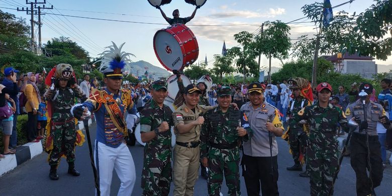 Plt Bupati Trenggalek Mochammad Nur Arifin,didampingi Dandim 0806 serta Kapolres Trenggalek, pada saat kirab Latsitardanus melintasi jalan protokol Senin (1/04/2019).