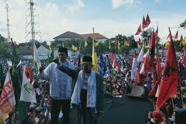 Calon wakil presiden nomor urut 01 Maruf Amin dan mantan Gubernur NTB Zainul Majdi berkampanye terbuka di Lapangan Selong, Lombok Timur, Selasa (2/4/2019). 