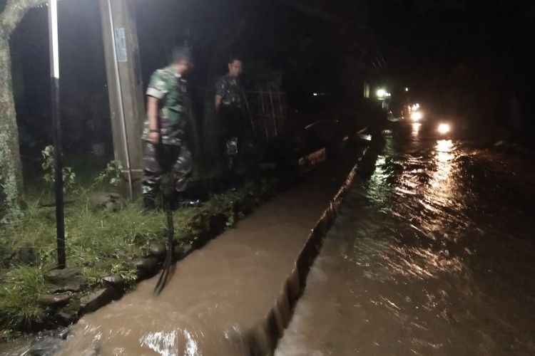Banjir menerjang wilayah Cipeteuy, Desa Cintalaksana, Kecamatan Tegalwaru, Kabupaten Karawang pada Jumat (26/4/2019) mulai pukul 18.30 WIB.
