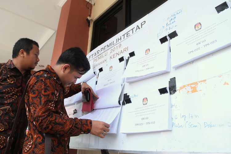 Ilustrasi DPT: Warga memeriksa Daftar Pemilih Tetap (DPT) Pemilu 2019 yang terdapat di papan pengumuman Kelurahan Kenari, Jakarta, Rabu (12/9/2018). Komisi Pemilihan Umum terus berusaha memperbaiki data pemilih ganda yang terdapat di DPT.