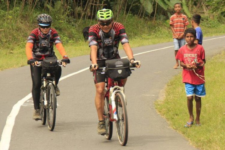 Franes susanto (47) dan Dena Joli (44) saat Jelajah Sepeda Flores yang digelar Kompas.