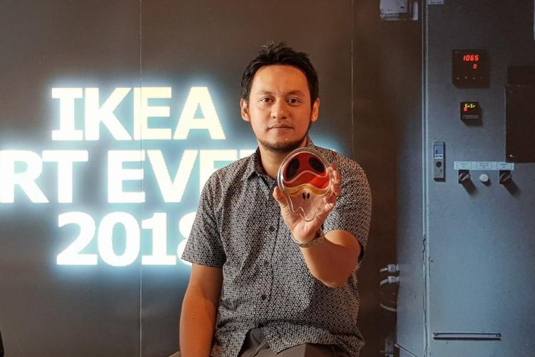 Seniman asal Indonesia, Arkiv Vilmansa memamerkan Hira, karya seni kolaborasinya dengan IKEA, IKEA Alam Sutera, Tangerang, Rabu (27/3/2018).