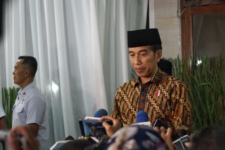 Presiden Joko Widodo saat memberikan keterangan seusai menghadiri acara buka puasa bersama di rumah dinas Ketua MPR RI Zulkifli Hasan, Kompleks Widya Chandra, Jakarta Selatan, Jumat (8/6/2018).